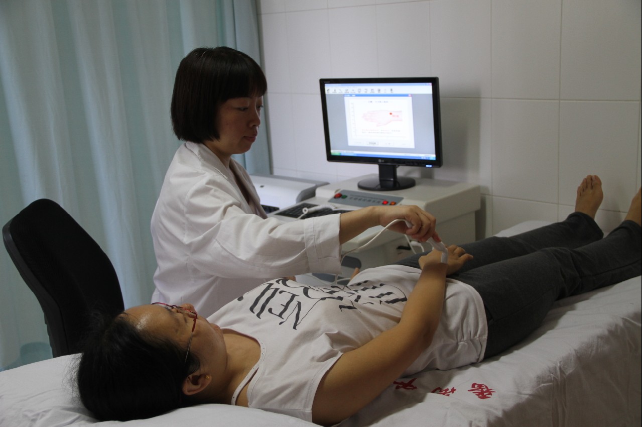 经络检测辨识身体健康状况区中医院体检中心引入中医经络检测仪为市民